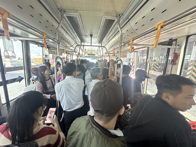 Mùng 5 tết: Hành khách ở sân bay Tân Sơn Nhất vật vờ vì delay kéo dài - Ảnh 10.