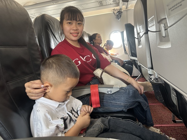 Mùng 5 tết: Hành khách ở sân bay Tân Sơn Nhất vật vờ vì delay kéo dài - Ảnh 11.