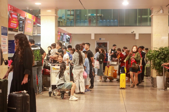 Mùng 5 tết: Hành khách ở sân bay Tân Sơn Nhất vật vờ vì delay kéo dài - Ảnh 7.