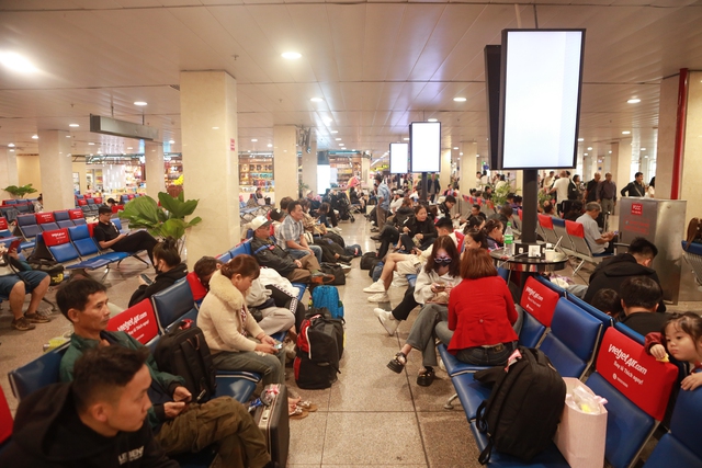 Mùng 5 tết: Hành khách ở sân bay Tân Sơn Nhất vật vờ vì delay kéo dài - Ảnh 8.