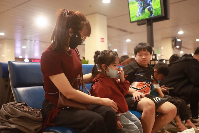 Mùng 5 tết: Hành khách ở sân bay Tân Sơn Nhất vật vờ vì delay kéo dài - Ảnh 9.