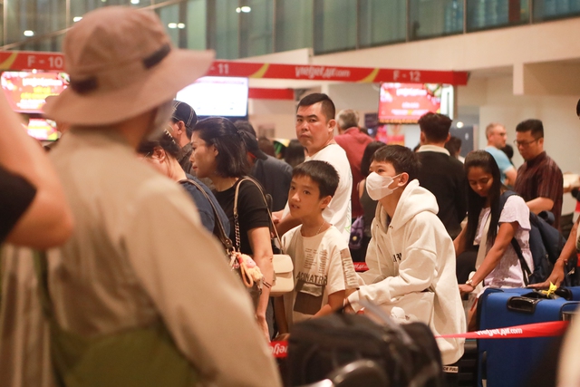 Mùng 5 tết: Hành khách ở sân bay Tân Sơn Nhất vật vờ vì delay kéo dài - Ảnh 4.