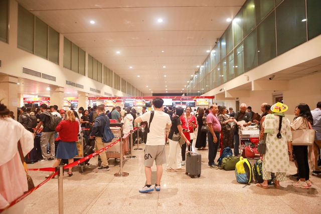Mùng 5 tết: Hành khách ở sân bay Tân Sơn Nhất vật vờ vì delay kéo dài - Ảnh 1.