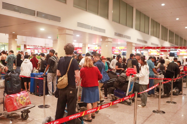 Mùng 5 tết: Hành khách ở sân bay Tân Sơn Nhất vật vờ vì delay kéo dài - Ảnh 2.