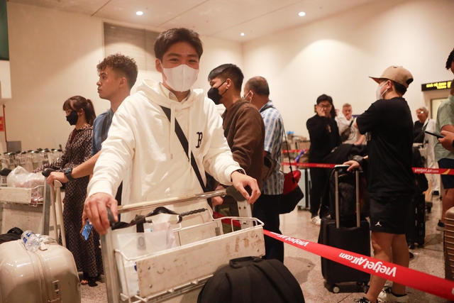 Mùng 5 tết: Hành khách ở sân bay Tân Sơn Nhất vật vờ vì delay kéo dài - Ảnh 5.