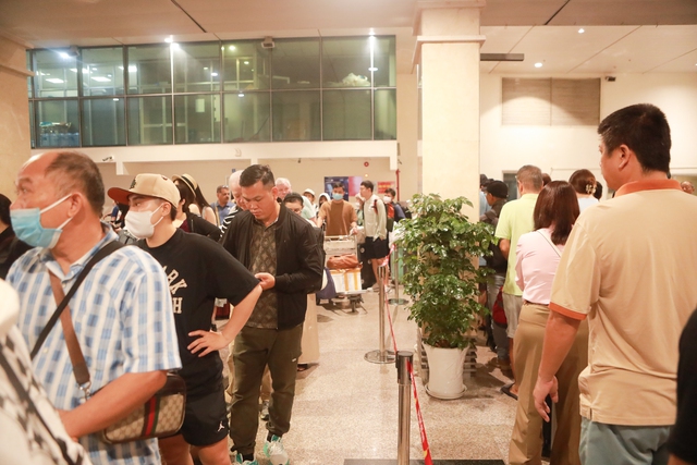Mùng 5 tết: Hành khách ở sân bay Tân Sơn Nhất vật vờ vì delay kéo dài - Ảnh 3.