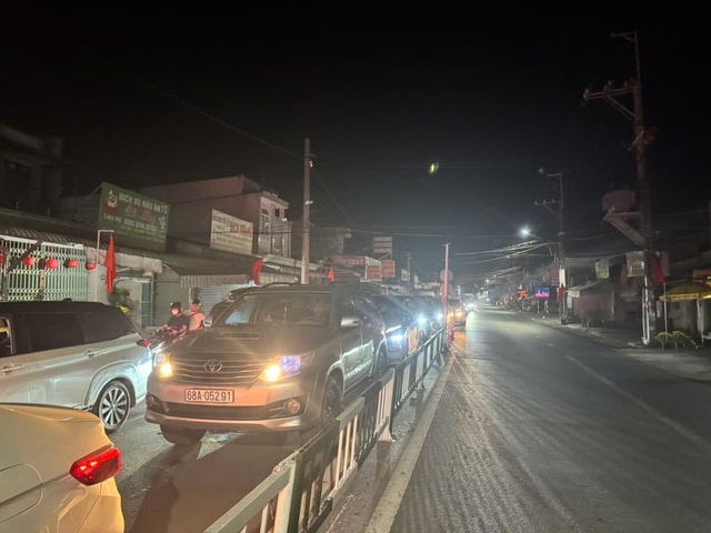 Mùng 5 tết: Kẹt phà Cát Lái đến tận khuya- Ảnh 1. Mùng 5 tết: Kẹt phà Cát Lái đến tận khuya- Ảnh 1.