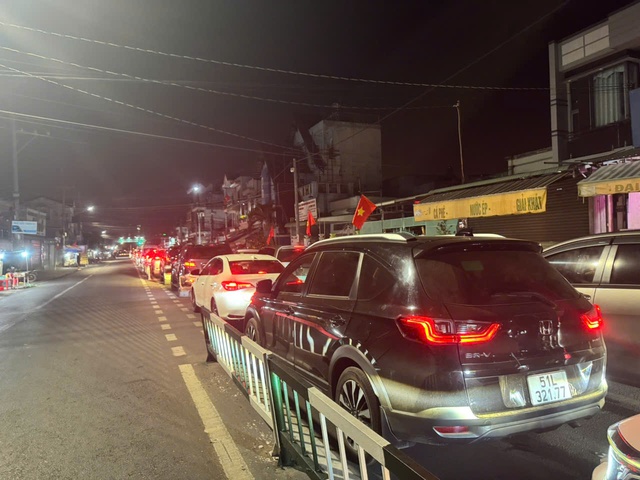 Mùng 5 tết: Kẹt phà Cát Lái đến tận khuya- Ảnh 2. Mùng 5 tết: Kẹt phà Cát Lái đến tận khuya- Ảnh 2.