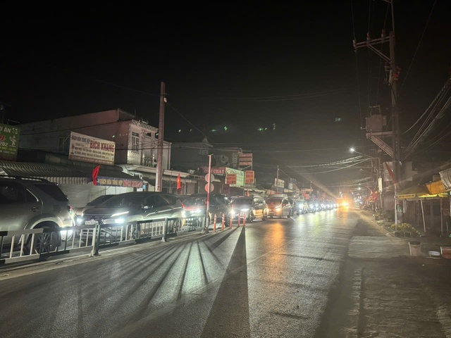 Mùng 5 tết: Kẹt phà Cát Lái đến tận khuya- Ảnh 3. Mùng 5 tết: Kẹt phà Cát Lái đến tận khuya- Ảnh 3.