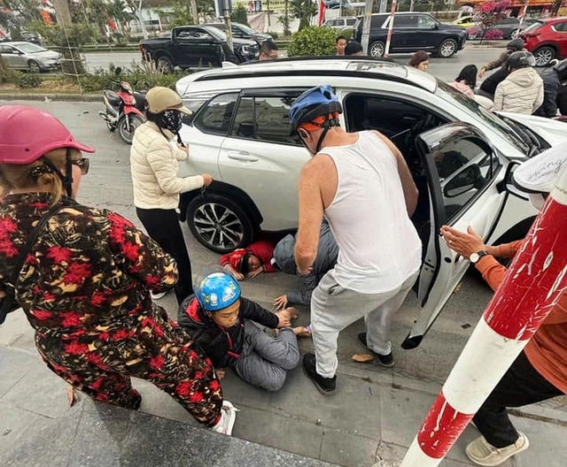 Hải Phòng: Ô tô tông 12 xe máy giữa giao lộ, nhiều người nhập viện- Ảnh 2. Hải Phòng: Ô tô tông 12 xe máy giữa giao lộ, nhiều người nhập viện- Ảnh 2.