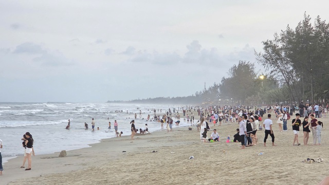 Quảng Ng&atilde;i: Tắm biển 3 người trong một gia đ&igrave;nh đuối nước, 2 người mất t&iacute;ch- Ảnh 1.