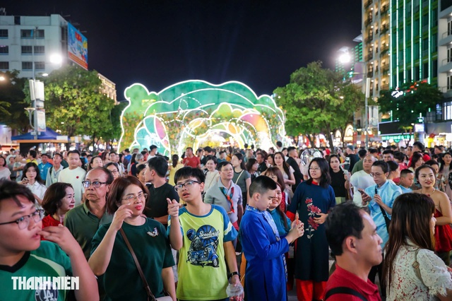 Đường hoa Nguyễn Huệ bế mạc: Hơn 1,8 triệu lượt khách tham quan dịp Tết Nguyên đán - Ảnh 1. Đường hoa Nguyễn Huệ bế mạc: Hơn 1,8 triệu lượt khách tham quan dịp Tết Nguyên đán - Ảnh 1.