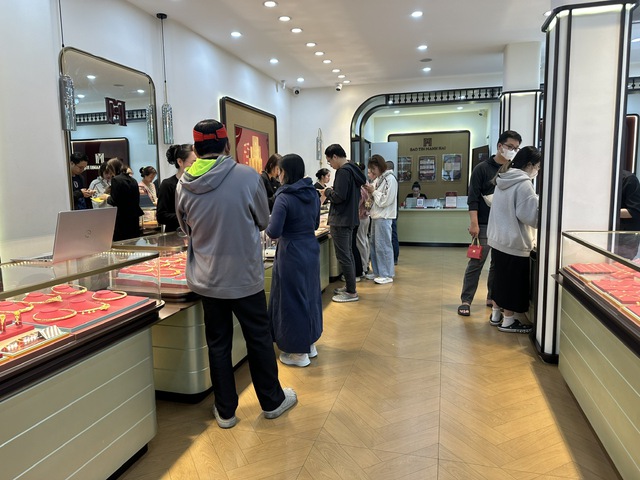 Kh&aacute;ch tranh thủ mua v&agrave;ng, bạc trước ng&agrave;y v&iacute;a Thần t&agrave;i- Ảnh 1.