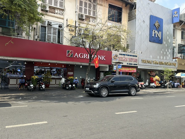 Kh&aacute;ch tranh thủ mua v&agrave;ng, bạc trước ng&agrave;y v&iacute;a Thần t&agrave;i- Ảnh 7.