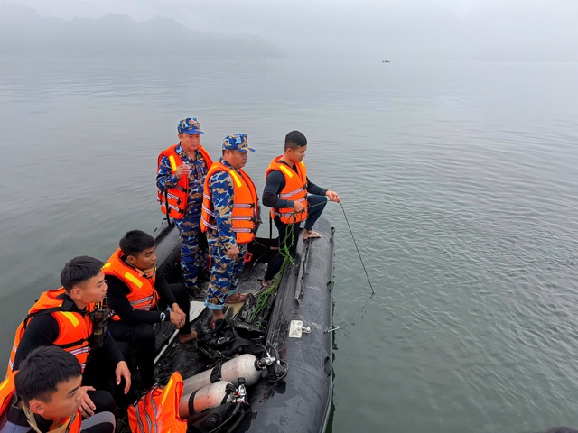 Vụ lật tàu trên hồ Thác Bà: Tìm thấy thêm thi thể 4 nạn nhân - Ảnh 1.