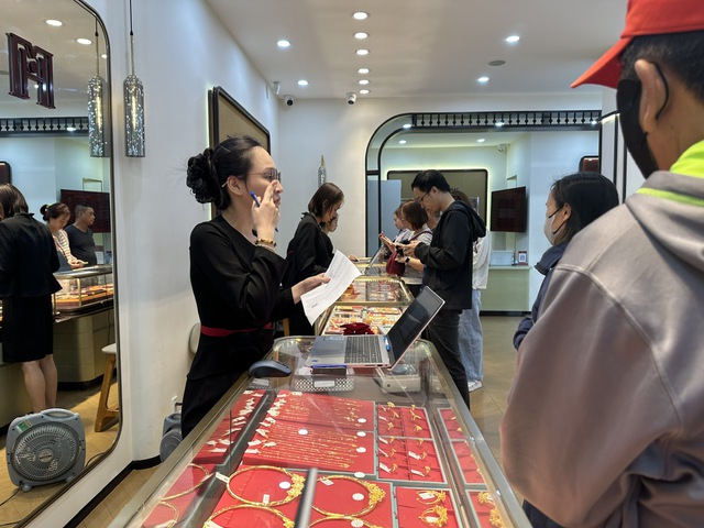 Kh&aacute;ch tranh thủ mua v&agrave;ng, bạc trước ng&agrave;y v&iacute;a Thần t&agrave;i- Ảnh 2.