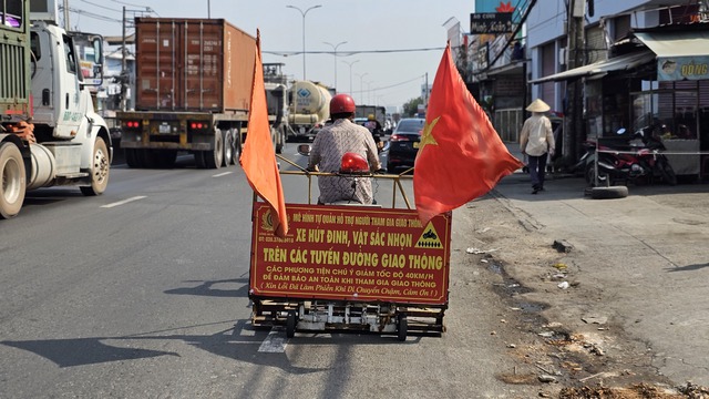 Người đ&agrave;n &ocirc;ng lặng lẽ dọn đường, tiếp sức d&ograve;ng người trở về TP.HCM sau tết- Ảnh 3.