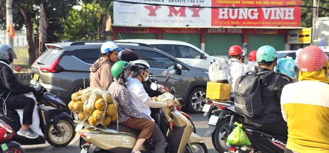 Người đ&agrave;n &ocirc;ng lặng lẽ dọn đường, tiếp sức d&ograve;ng người trở về TP.HCM sau tết- Ảnh 4.