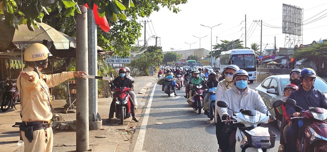 Người đ&agrave;n &ocirc;ng lặng lẽ dọn đường, tiếp sức d&ograve;ng người trở về TP.HCM sau tết- Ảnh 6.