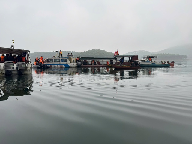 20 đặc c&ocirc;ng người nh&aacute;i lặn t&igrave;m 6 nạn nh&acirc;n mất t&iacute;ch tr&ecirc;n hồ Th&aacute;c B&agrave;- Ảnh 1.