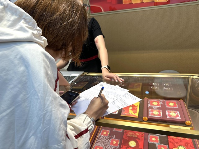 Kh&aacute;ch tranh thủ mua v&agrave;ng, bạc trước ng&agrave;y v&iacute;a Thần t&agrave;i- Ảnh 3.