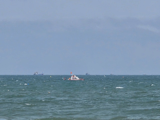 Quảng Ng&atilde;i: T&igrave;m thấy thi thể 2 nạn nh&acirc;n trong vụ đuối nước tại biển Mỹ Kh&ecirc;- Ảnh 1.