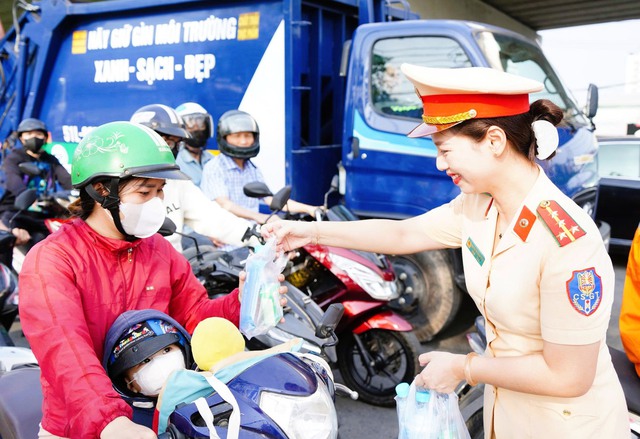 CSGT xử l&yacute; xe kh&aacute;ch chở qu&aacute; người, đi sai l&agrave;n đường tr&ecirc;n quốc lộ 14 - Ảnh 2.