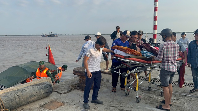 Cấp cứu thuyền trưởng nghi bị đột quỵ khi đang điều khiển tàu cá trên biển - Ảnh 2. Cấp cứu thuyền trưởng nghi bị đột quỵ khi đang điều khiển tàu cá trên biển - Ảnh 2.