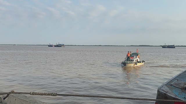 Cấp cứu thuyền trưởng nghi bị đột quỵ khi đang điều khiển tàu cá trên biển - Ảnh 1. Cấp cứu thuyền trưởng nghi bị đột quỵ khi đang điều khiển tàu cá trên biển - Ảnh 1.