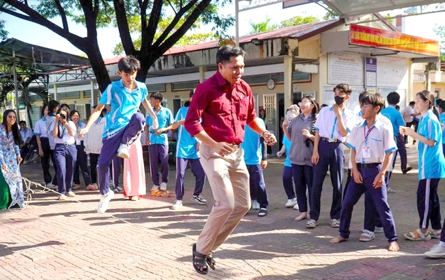 Lăng k&iacute;nh bạn đọc: Xung quanh c&acirc;u chuyện siết điện thoại giờ ra chơi - Ảnh 1.