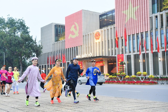 Chạy bộ vẽ chiếc thuyền, chúc năm mới 'thuận buồm xuôi gió' - Ảnh 4.