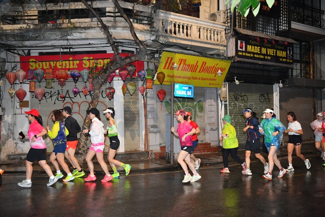 Chạy bộ vẽ chiếc thuyền, chúc năm mới 'thuận buồm xuôi gió' - Ảnh 3.