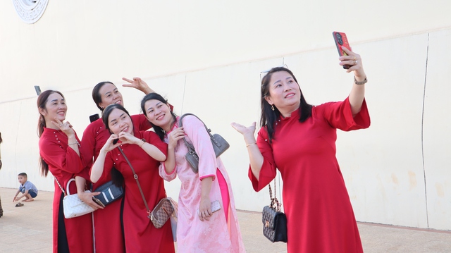 Du Xu&acirc;n ng&ocirc;i ch&ugrave;a c&oacute; tượng Đức Phật Th&iacute;ch Ca tọa thiền cao nhất Đ&ocirc;ng Nam &Aacute; - Ảnh 12.