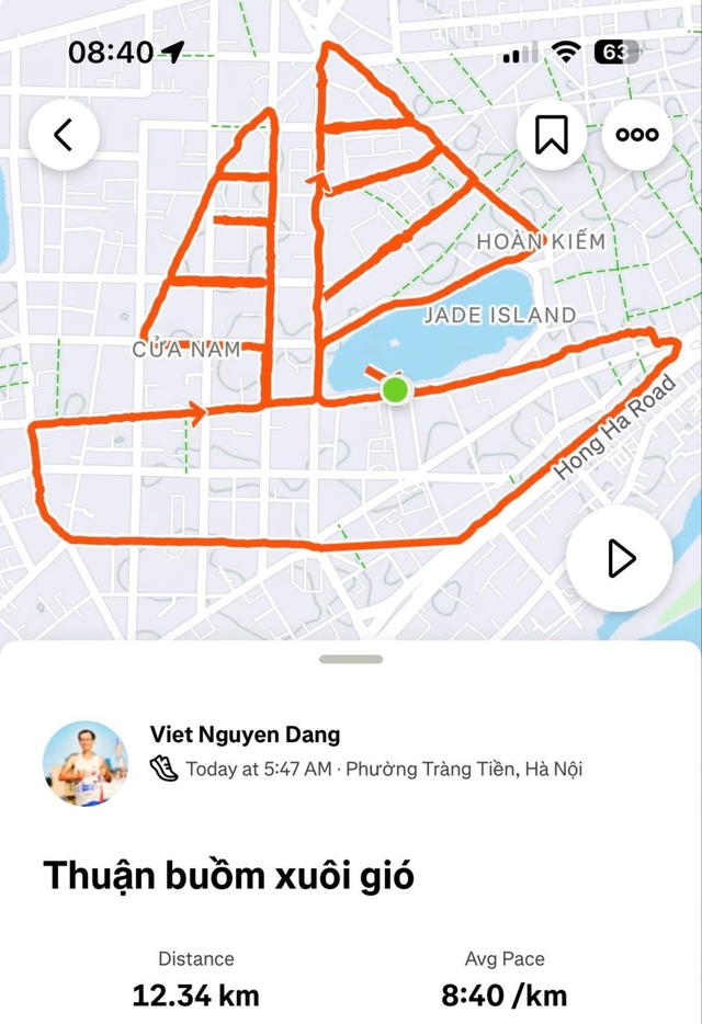 Chạy bộ vẽ chiếc thuyền, chúc năm mới 'thuận buồm xuôi gió' - Ảnh 1.