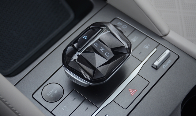 3 l&yacute; do v&igrave; sao kh&ocirc;ng n&ecirc;n chuyển cần số về P khi dừng đ&egrave;n đỏ - Ảnh 1.