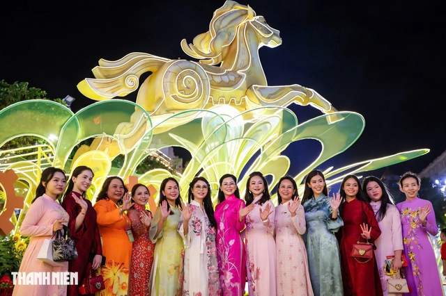 Đường hoa Nguyễn Huệ bế mạc: Hơn 1,8 triệu lượt khách tham quan dịp Tết Nguyên đán - Ảnh 2. Đường hoa Nguyễn Huệ bế mạc: Hơn 1,8 triệu lượt khách tham quan dịp Tết Nguyên đán - Ảnh 2.