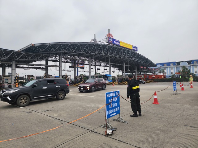 Cục CSGT cho ph&eacute;p đi ngược chiều tr&ecirc;n cao tốc Ph&aacute;p V&acirc;n để giảm &ugrave;n tắc - Ảnh 1.