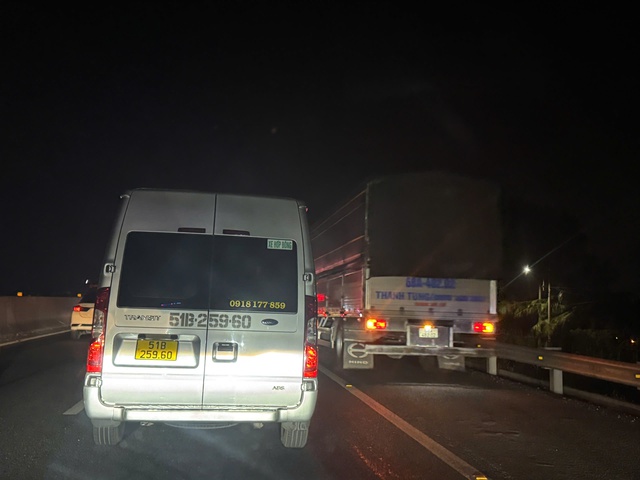 Đường miền T&acirc;y về TP.HCM kẹt xe nghi&ecirc;m trọng, di chuyển 200 km mất hơn 8 tiếng- Ảnh 2.