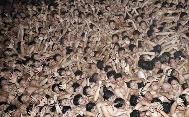 Hàng ngàn nam giới Nhật Bản tham gia ‘lễ hội khỏa thân’, 6 người nhập viện - Ảnh 1.