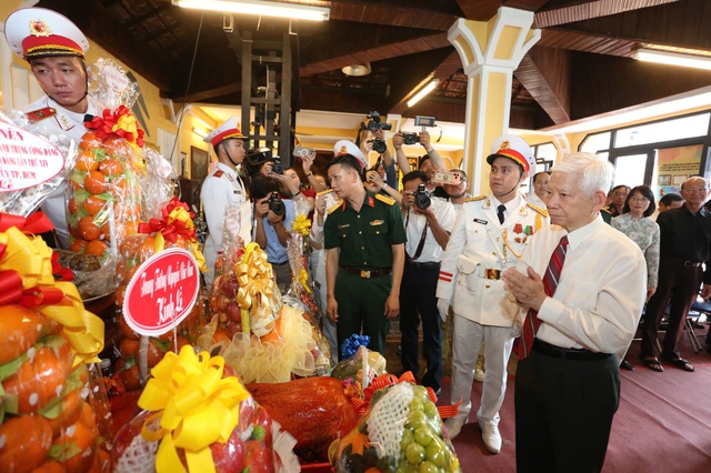 Mùng 6 tết, dâng hương tri ân các liệt sĩ biệt động Sài Gòn - Gia Định- Ảnh 1. Mùng 6 tết, dâng hương tri ân các liệt sĩ biệt động Sài Gòn - Gia Định- Ảnh 1.