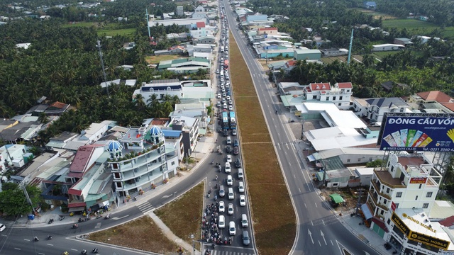 D&ograve;ng xe từ miền T&acirc;y &ugrave;n tắc tại TP . HCM sau tết 2026 - Ảnh 2.