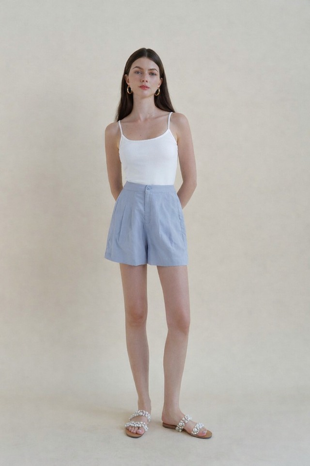 Sành điệu xuống phố cùng áo hai dây và quần shorts ngày nắng- Ảnh 2. Sành điệu xuống phố cùng áo hai dây và quần shorts ngày nắng- Ảnh 2.