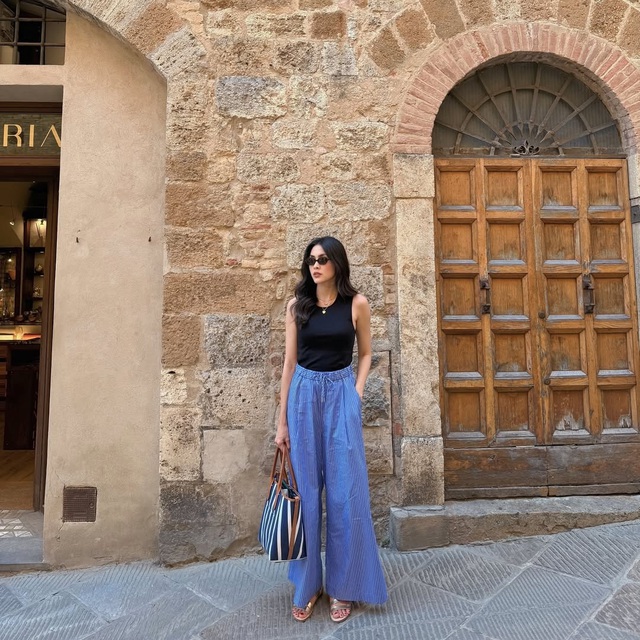 Duyên dáng đầu xuân cùng trang phục màu xanh cô ban- Ảnh 4. Duyên dáng đầu xuân cùng trang phục màu xanh cô ban- Ảnh 4.