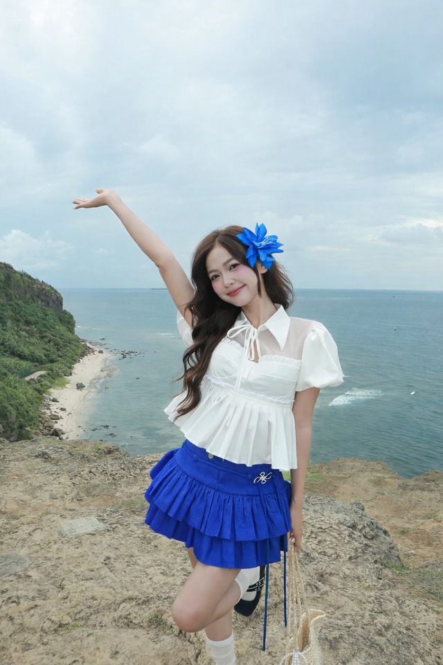 Duyên dáng đầu xuân cùng trang phục màu xanh cô ban- Ảnh 6. Duyên dáng đầu xuân cùng trang phục màu xanh cô ban- Ảnh 6.