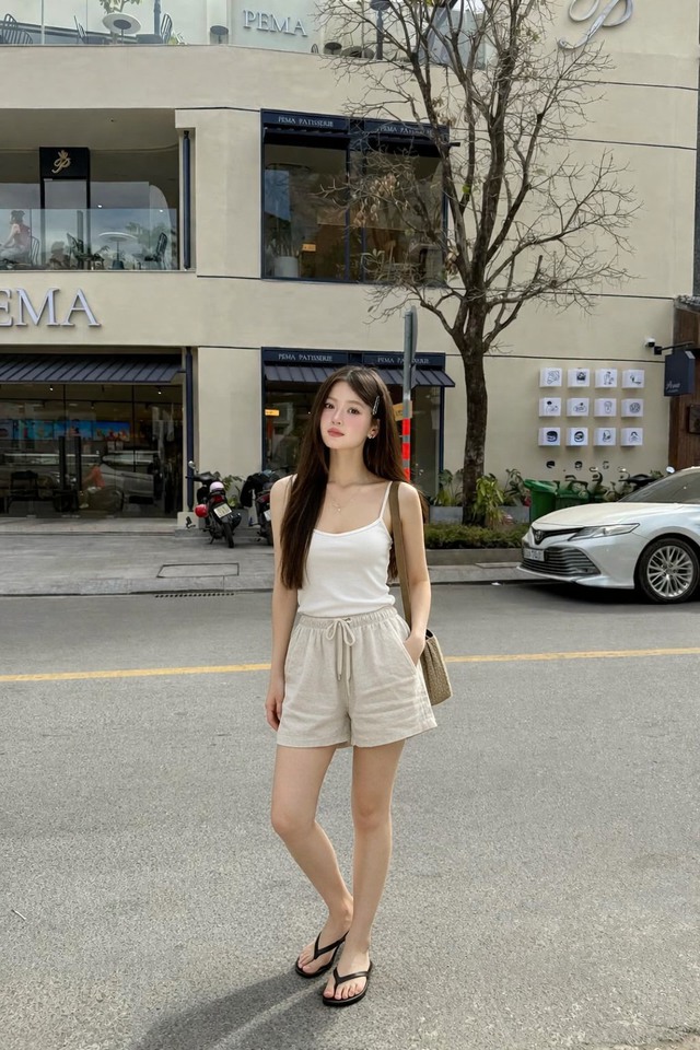 Sành điệu xuống phố cùng áo hai dây và quần shorts ngày nắng- Ảnh 7. Sành điệu xuống phố cùng áo hai dây và quần shorts ngày nắng- Ảnh 7.