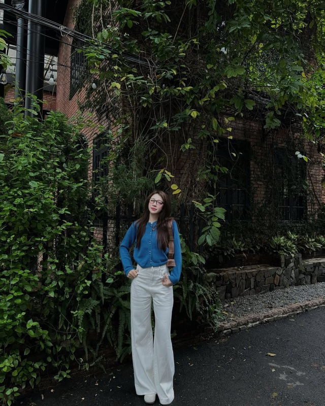 Duyên dáng đầu xuân cùng trang phục màu xanh cô ban- Ảnh 8. Duyên dáng đầu xuân cùng trang phục màu xanh cô ban- Ảnh 8.