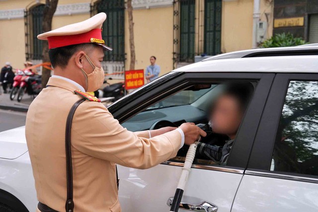Phạt thẳng tay để chấm dứt tình trạng 'ma men' cầm lái- Ảnh 1. Phạt thẳng tay để chấm dứt tình trạng 'ma men' cầm lái- Ảnh 1.
