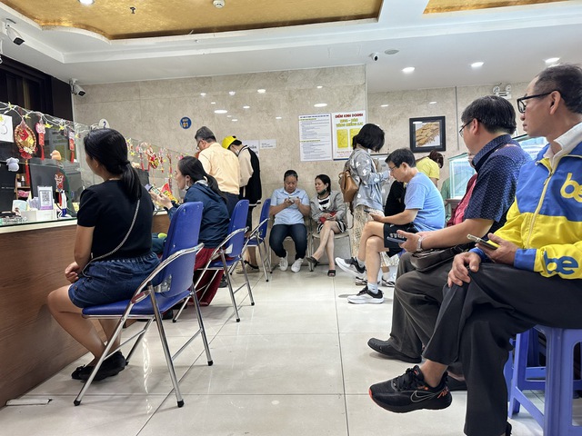 Khách ‘rồng rắn’ xếp hàng mua vàng trước ngày Thần tài, công ty tăng khối lượng bán- Ảnh 7. Khách ‘rồng rắn’ xếp hàng mua vàng trước ngày Thần tài, công ty tăng khối lượng bán- Ảnh 7.