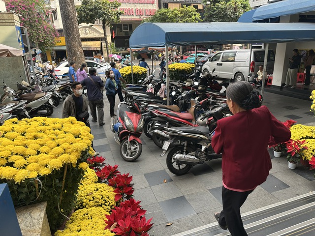 Khách ‘rồng rắn’ xếp hàng mua vàng trước ngày Thần tài, công ty tăng khối lượng bán- Ảnh 1. Khách ‘rồng rắn’ xếp hàng mua vàng trước ngày Thần tài, công ty tăng khối lượng bán- Ảnh 1.