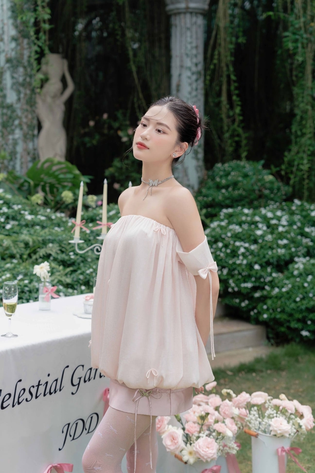 Biến hóa đa phong cách cùng xu hướng trang phục thắt nơ- Ảnh 2.